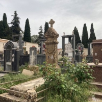 Kreuze, Steine, Tänze: Die Bestattungskultur verändert sich